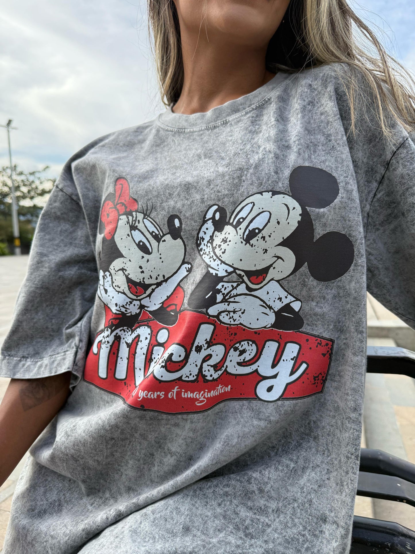 CAMISETA OVERSIZE ACID WASH MINNIE MICKEY